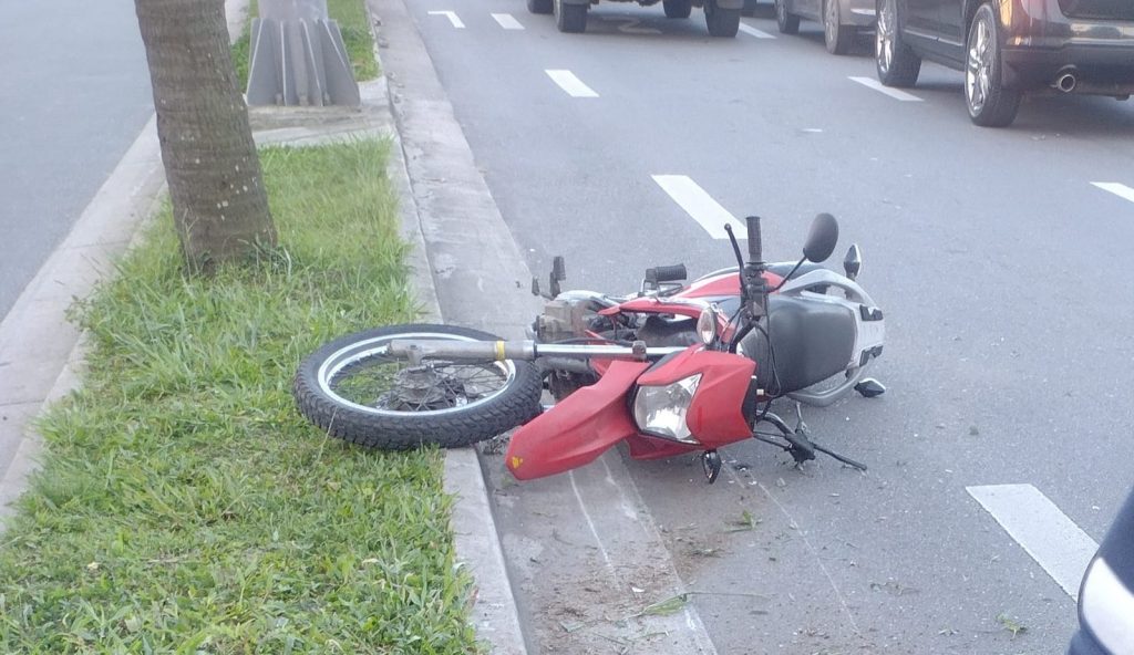 Idoso De Anos Morre Ao Bater Moto Em Coqueiro Na Orla Da Praia