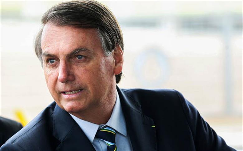 Bolsonaro vai à praia em base naval ao lado da filha Laura