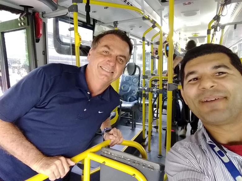 Bolsonaro vai à praia em base naval ao lado da filha Laura