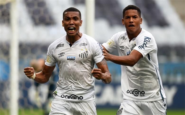 Santos arranca empate do Corinthians com pênalti nos acréscimos