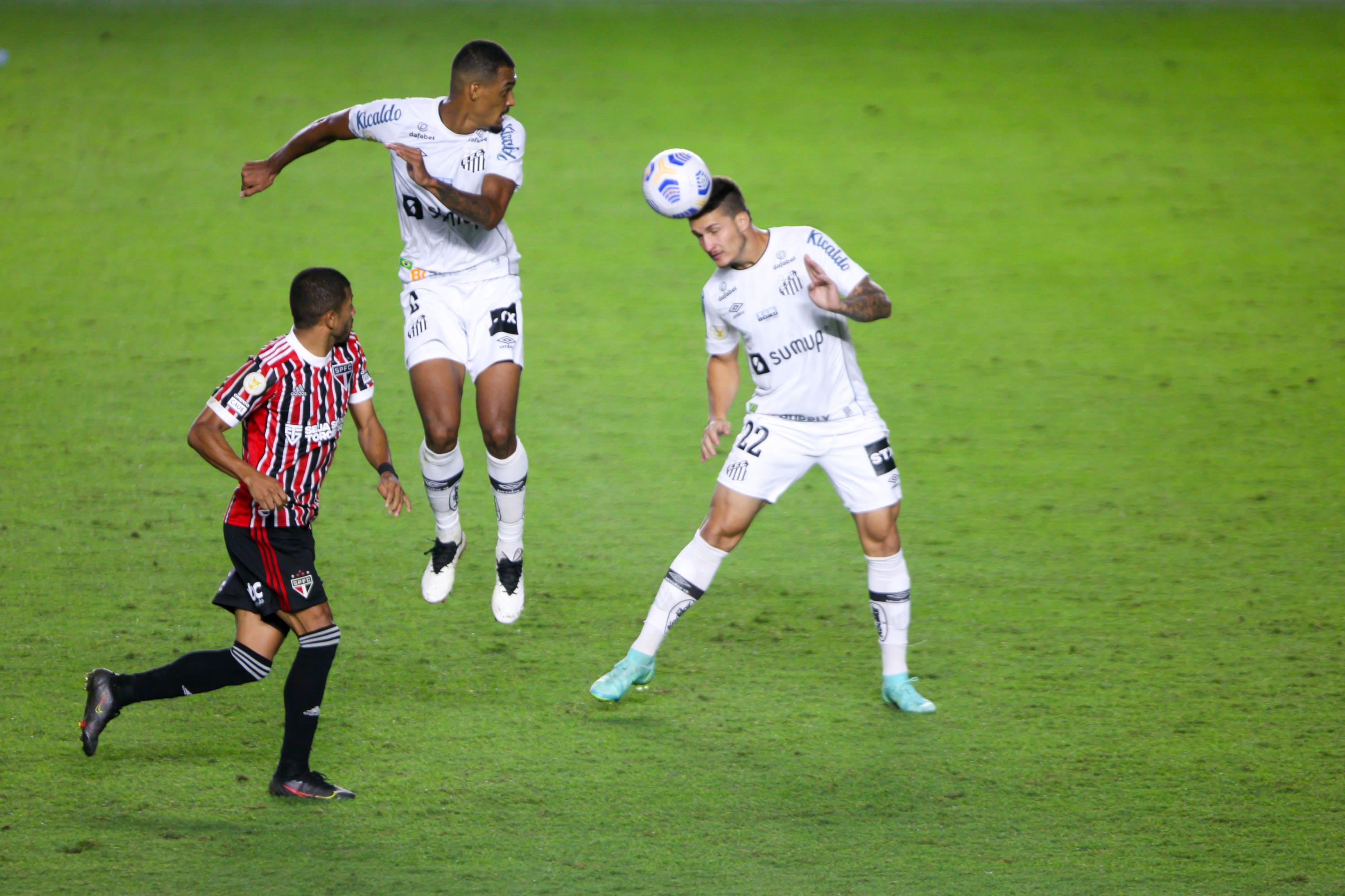 SANTOS,SP,20.06.2021:SANTOS-SÃO-PAULO-CAMPEONATO-BRASILEIRO-SÉRIE-A - Lance   durante  partida entre Santos de São Paulo, válido pelo Campeonato Brasileiro Série A, realizado na cidade de Santos, SP, neste domingo, 20. (Foto: Fabrício Costa/Futura Press/Folhapress)