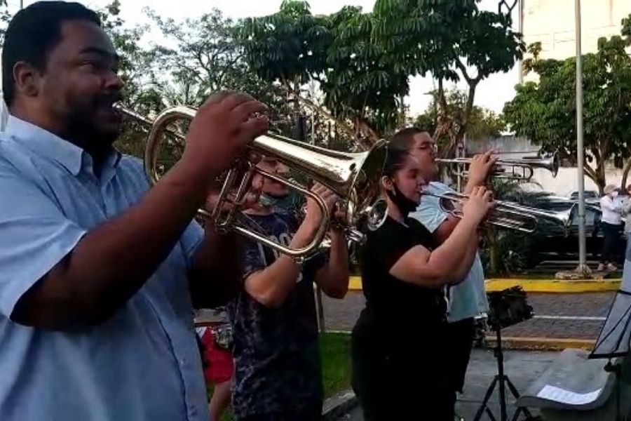 Músico tem alta após ficar internado com covid e recebe homenagem de colegas em Cubatão