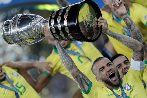 epa07702491 Brazil's Dani Alves celebrates after the Copa America 2019 final soccer match between Brazil and Peru, at Maracana Stadium in Rio de Janeiro, Brazil, 07 July 2019.  EPA/Fernando Bizerra