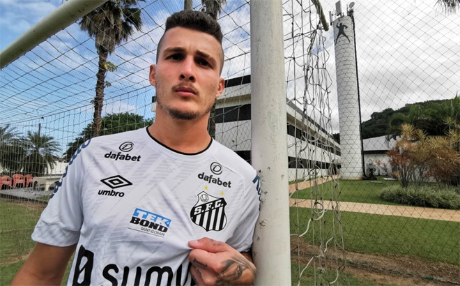 Corinthians anuncia a contratação do lateral-esquerdo Danilo