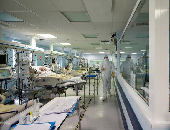 Health workers wearing overalls and protective masks in the intensive care unit of the San Filippo Neri hospital during the Covid-19 Coronavirus pandemic, in Rome, Italy, March 22, 2021. ANSA/GIUSEPPE LAMI