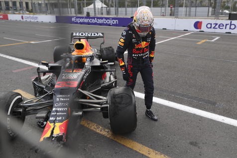 epaselect epa09250861 Dutch Formula One driver Max Verstappen of Red Bull Racing reacts after having a flat tyre and crashing his car during the Formula One Grand Prix of Azerbaijan at the Baku City Circuit in Baku, Azerbaijan, 06 June 2021.  EPA/TOLGA BOZOGLU