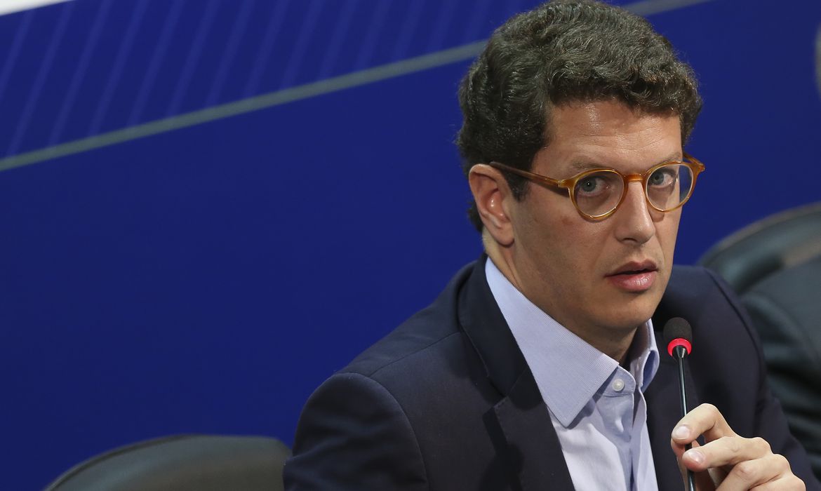 O Ministro do Meio Ambiente, Ricardo Salles,  fala à imprensa, após reunião com os integrantes do Centro de Operações