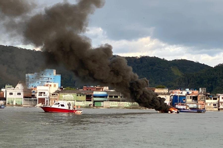 Embarcação pega fogo e afunda na Ponta da Praia, em Santos; vídeo