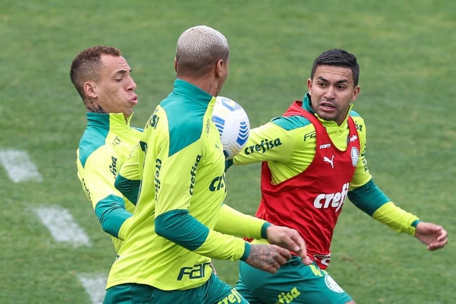 Os jogadores Breno Lopes, Deyverson e Dudu (E/D), da SE Palmeiras, durante treinamento, na Academia de Futebol. (Foto: Cesar Greco)