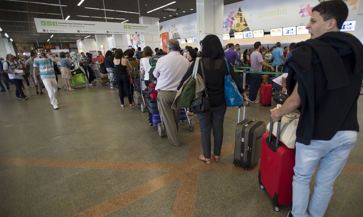 Movimentação intensa no Aeroporto Juscelino Kubitschek (Marcelo Camargo/Agência Brasil)