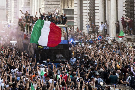 Fans celebrate the Italian national football team in an open-top coach in via del Corso to celebrate the Italian national football team who returned from London after winning the UEFA EURO 2020 championship, Rome, Italy, 12 July 2021. ANSA/ANGELO CARCONI