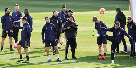 Juventus?s head coach Massimiliano Allegri (C) during a training session on the eve of the Uefa Champions League round of 16 second leg soccer match against Atletico Madrid, Turin, 11 march 2019 ANSA/ ALESSANDRO DI MARCO