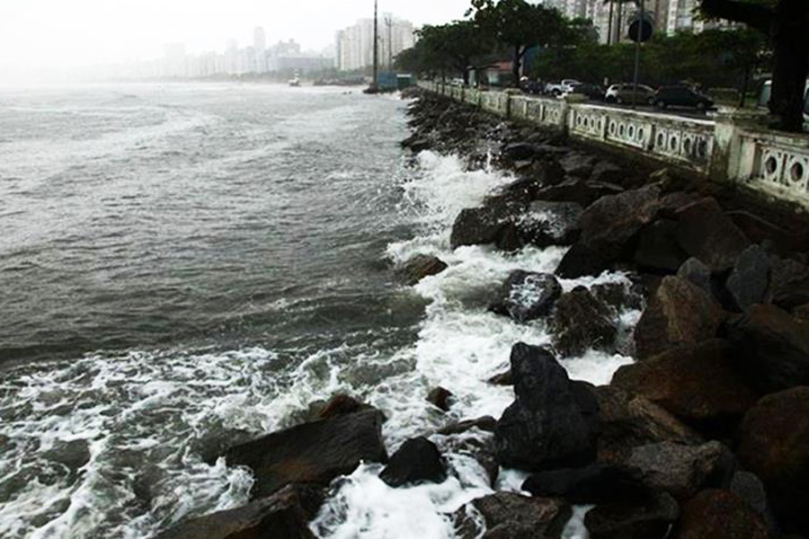 Com ventos fortes e mar agitado na Baía de Todos-os-Santos, ondas