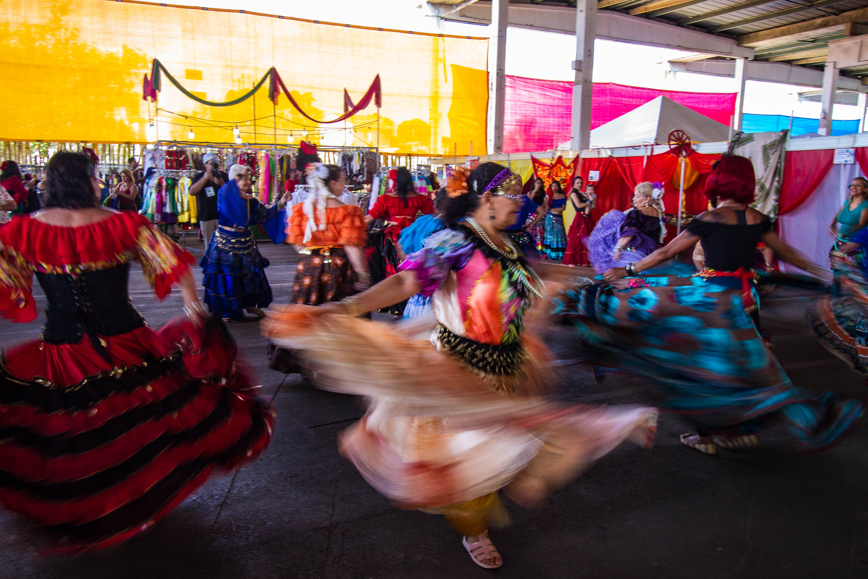 Revelando São Paulo - de 29 de Novembro a 03 de Dezembro - horário: 9h as 21h
Oitenta espaços de culinária, 100 ambientes/estandes de artesanato, 160 grupos de cultura popular tradicional, 12 Ranchos Tropeiros e participação de representantes de 170 cidades. O #RevelandoSP, maior e mais importante festival de cultura tradicional paulista, volta à capital com força total de 29 de novembro a 3 de dezembro, no Parque do Trote e Mart Center, na zona norte. Realizado pela #CulturaSP e com curadoria de Toninho Macedo, o Revelando é uma oportunidade única de contato com a gastronomia e as tradições artísticas de várias regiões.Foto:joca duarte