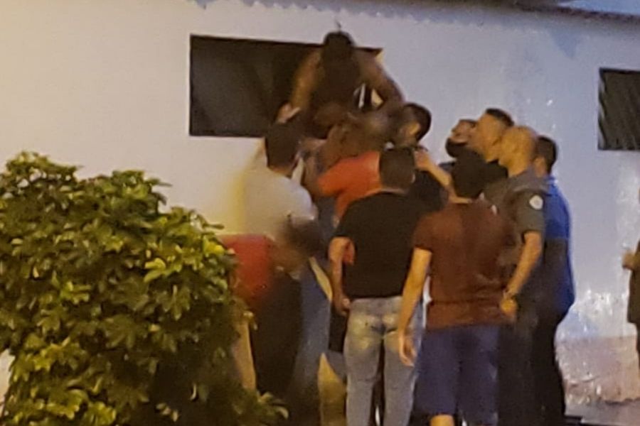 Incêndio atinge residência em Praia Grande e morador é socorrido; vídeo