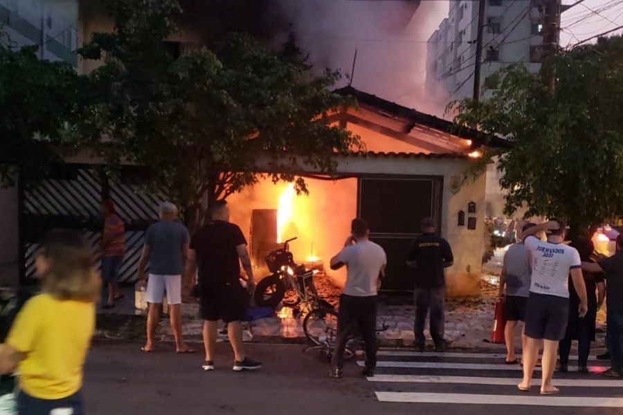 Incêndio atinge residência em Praia Grande e morador é socorrido; vídeo