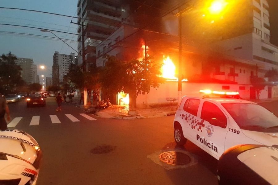 Incêndio atinge residência em Praia Grande e morador é socorrido; vídeo