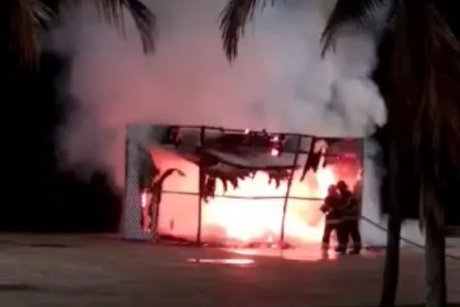 fogo em banheiro químico em Praia Grande