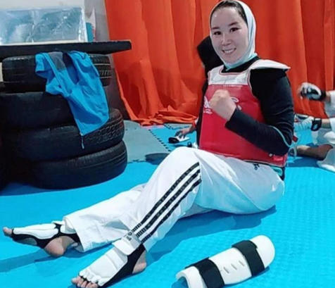 "Non lasciate che i talebani mi tolgano i diritti fondamentali". E' un appello al mondo quello di Zakia Khudadadi, l'atleta paralimpica afghana che non può partire per Tokyo dopo la caduta di Kabul in mano alle milizie islamiche. "Ho ancora fiducia, vi prego: aiutatemi a partecipare. E' il mio sogno, ho lottato 5 anni per arrivare dove sono", dice la lottatrice di taekwondo, attraverso il capomissione del comitato paralimpico afgano, Arian Sadiqi, che a Al Jazeera ha aggiunto: "E' terrorizzata dall'uscire di casa. Il nostro appello è a qualunque paese sia in grado di aiutare i nostri due atleti e gli allenatori ad arrivare a Tokyo"
ANSA/COMITATO PARAOLIMPICO INTERNAZIONALE EDITORIAL USE ONLY NO SALE