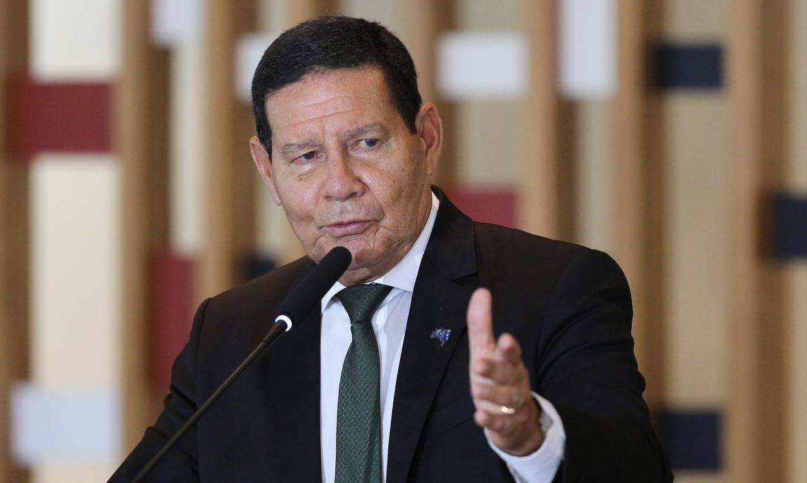 O vice-presidente da República e presidente do Conselho Nacional da Amazônia Legal, Hamilton Mourão, fala à imprensa, após a terceira reunião do colegiado, no Palácio Itamaraty em Brasília