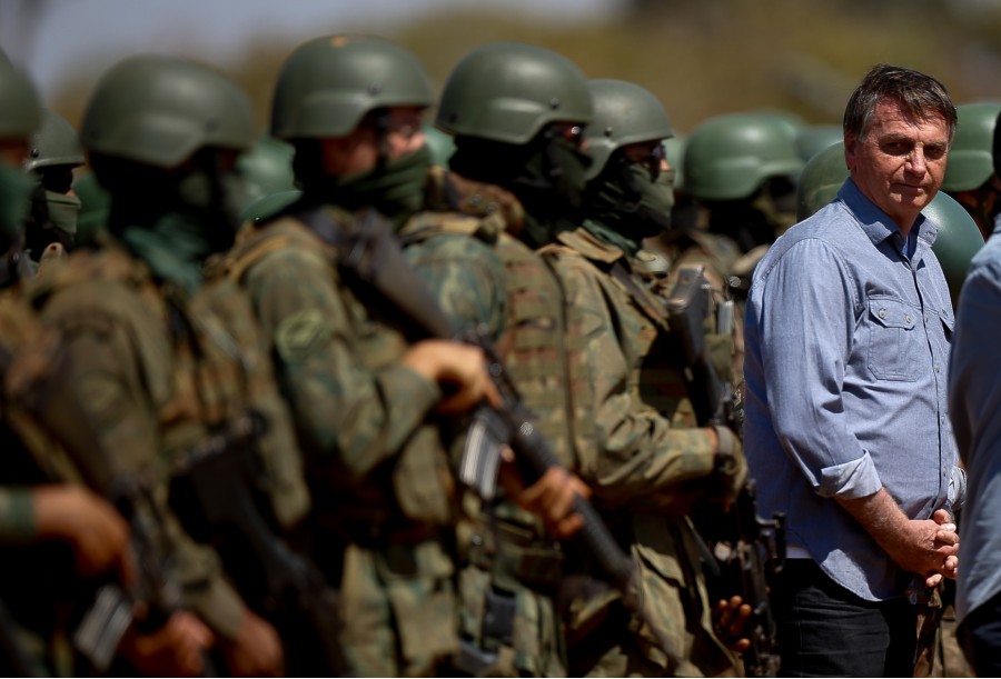 Desfile de blindados militares em Brasília vira meme nas redes