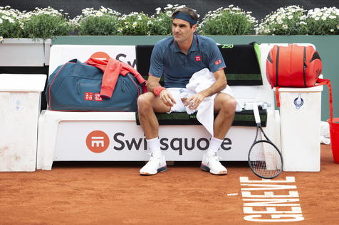 epa09208690 Roger Federer of Switzerland reacts during his second round match against Pablo Andujar of Spain at the ATP 250 Geneva Open tennis tournament in Geneva, Switzerland, 18 May 2021.  EPA/SALVATORE DI NOLFI