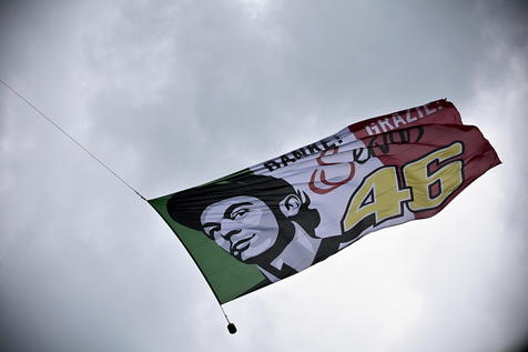 epa09415131 A flag depicting Italian MotoGP rider Valentino Rossi of Petronas Yamaha SRT is carried by a helicopter along the track after the Motorcycling Grand Prix of Austria at the Red Bull Ring in Spielberg, Austria, 15 August 2021.  EPA/CHRISTIAN BRUNA