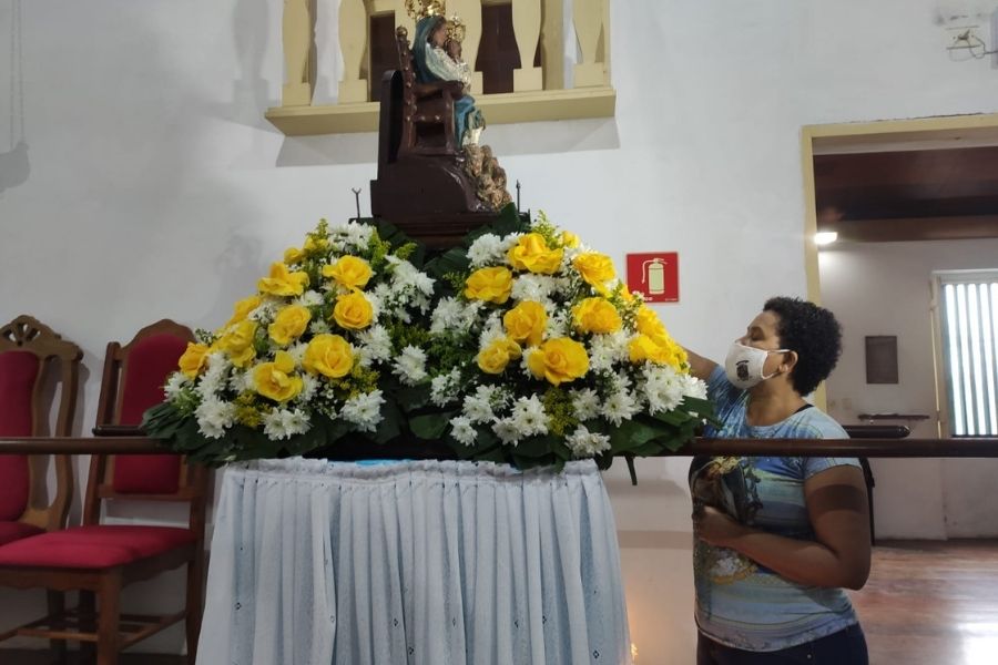 Devotas de Nossa Senhora do Monte Serrat renovam a fé durante festejos