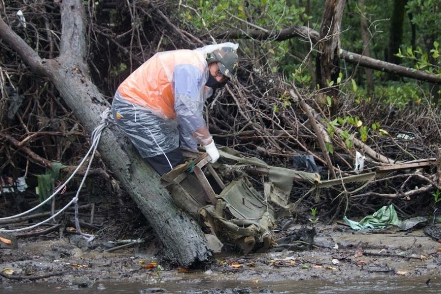 Ação de limpeza no mangue recolhe de sofá a televisão em São Vicente