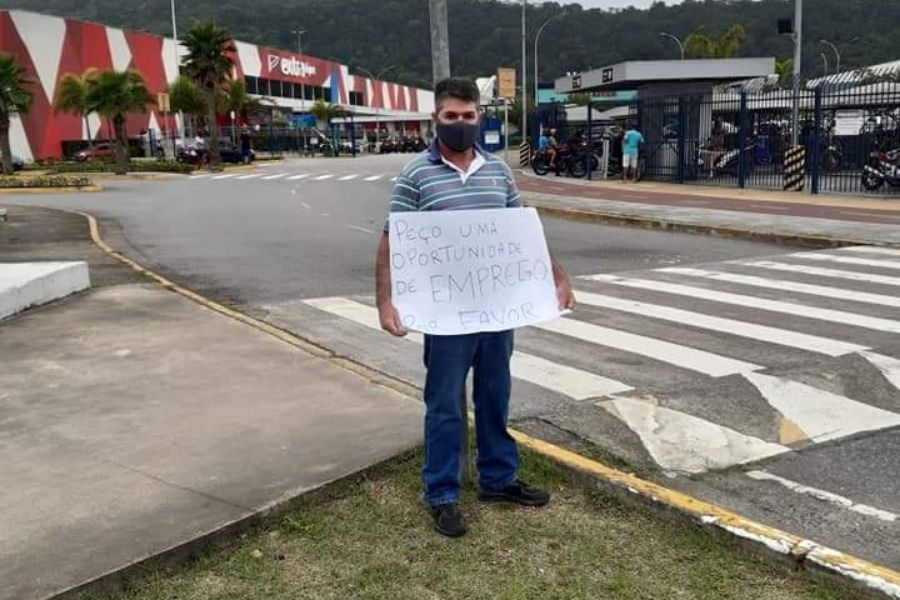 Desempregado, homem usa cartaz para pedir oportunidade em Praia Grande