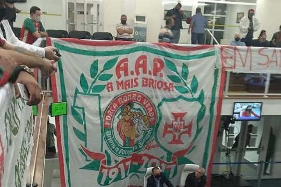 Torcedores da Portuguesa Santista protestam na Câmara contra ida do clube para PG