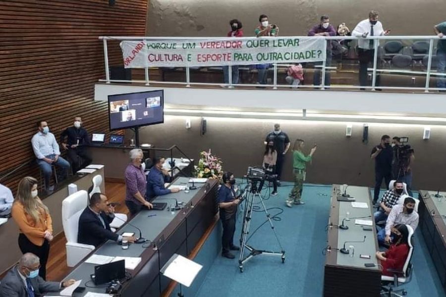 Torcedores da Portuguesa Santista protestam na Câmara contra ida do clube para PG