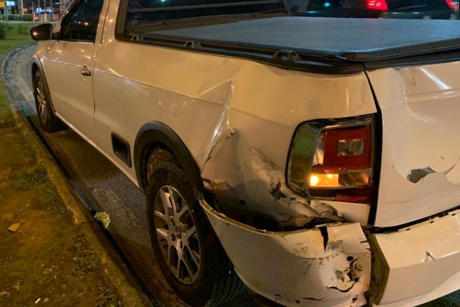 Moto cai em canal após colisão com caminhonete em São Vicente