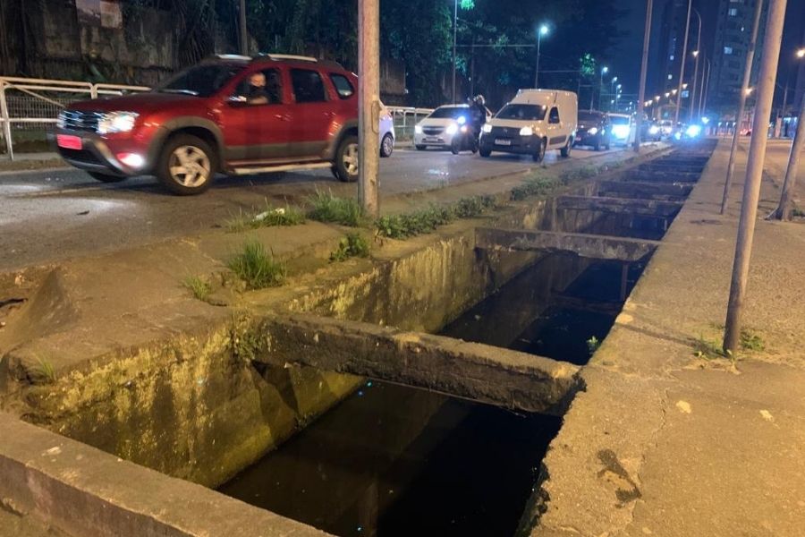 Moto cai em canal após colisão com caminhonete em São Vicente