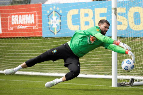 epa09231623 A handout photo made available by the Brazilian Football Confederation (CBF) showing the goalkeeper Alisson Becker during a training session with the Brazilian team, at the Granja Comary facilities, in Teresopolis, Brazil, 27 May 2021. Goalkeeper Alisson, midfielder Douglas Luiz and attackers Roberto Firmino and Richarlison were the first players to appear as the Brazilian soccer team gathers to face Ecuador and Paraguay in qualifiers for the Qatar 2022 World Cup.  EPA/Lucas Figueiredo / CBF HANDOUT ONLY AVAILABLE TO ILLUSTRATE THE ACCOMPANYING NEWS (MANDATORY CREDIT ) HANDOUT EDITORIAL USE ONLY/NO SALES