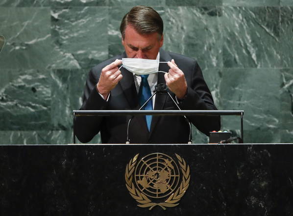 epa09479401 Brazil's President Jair Bolsonaro (C) arrives to address the 76th Session of the UN General Assembly in New York City, USA, 21 September 2021.  EPA/EDUARDO MUNOZ / POOL