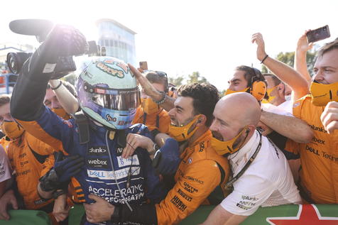 epa09463717 Australian Formula One driver Daniel Ricciardo of McLaren F1 Team celebrates with teammates after winning the Formula One Grand Prix of Italy at the Autodromo Nazionale Monza race track in Monza, Italy, 12 September 2021.  EPA/LARS BARON / POOL