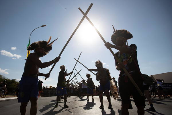 epa09429580 Indigenous groups remain in a sit-in to demonstrate against the Brazilian Government, at the Esplanade of the Ministries, in Brasilia, Brazil, 25 August 2021. About 6,000 indigenous people participate this week in Brasilia in a demonstration called 'Fight for life', scheduled to last 7 days, from August 22 to 28, in which they seek to express their rejection of the government of Jair Bolsonaro and that Congress and the Supreme Court discusses issues and projects of importance to their rights and territories.  EPA/Joédson Alves