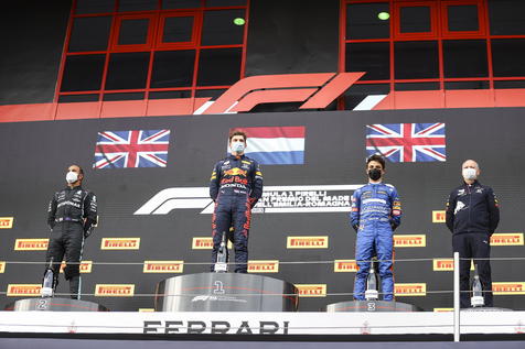 epa09143807 First placed Dutch Formula One driver Max Verstappen of Red Bull Racing (C) second placed British Formula One driver Lewis Hamilton of Mercedes-AMG Petronas (L) and third placed British Formula One driver Lando Norris of McLaren F1 Team (R) celebrate on the podium after the Formula One Grand Prix Emilia Romagna at Imola race track, Italy, 18 April 2021.  EPA/Bryn Lennon / POOL