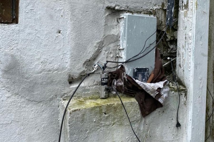 Polícia vistoria ferro-velho e encontra furto de energia elétrica em São Vicente