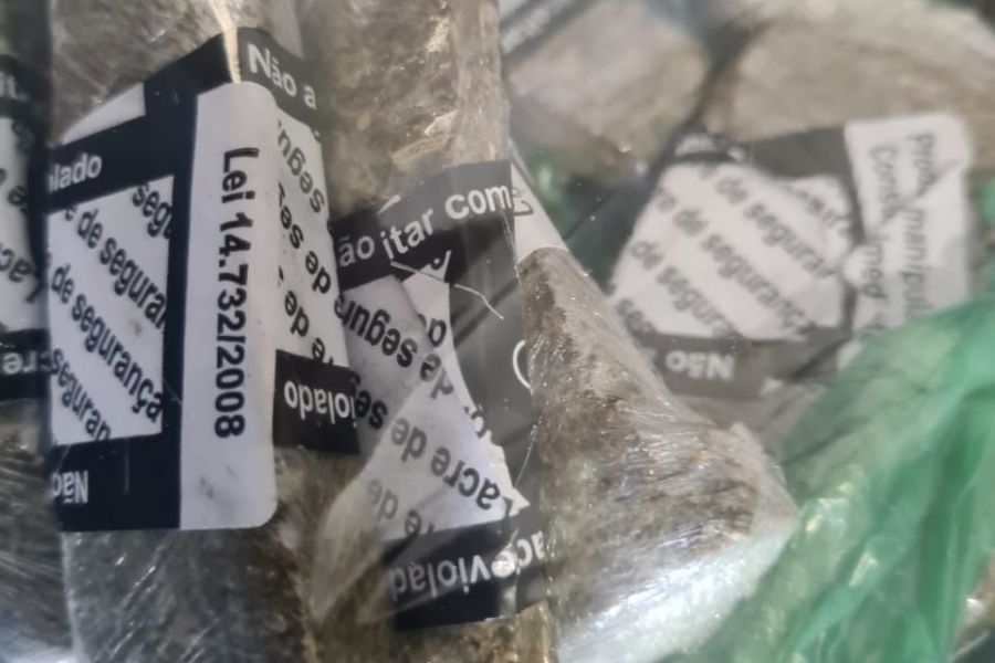 Suspeito é preso com 300 porções de drogas próximo a campo de futebol