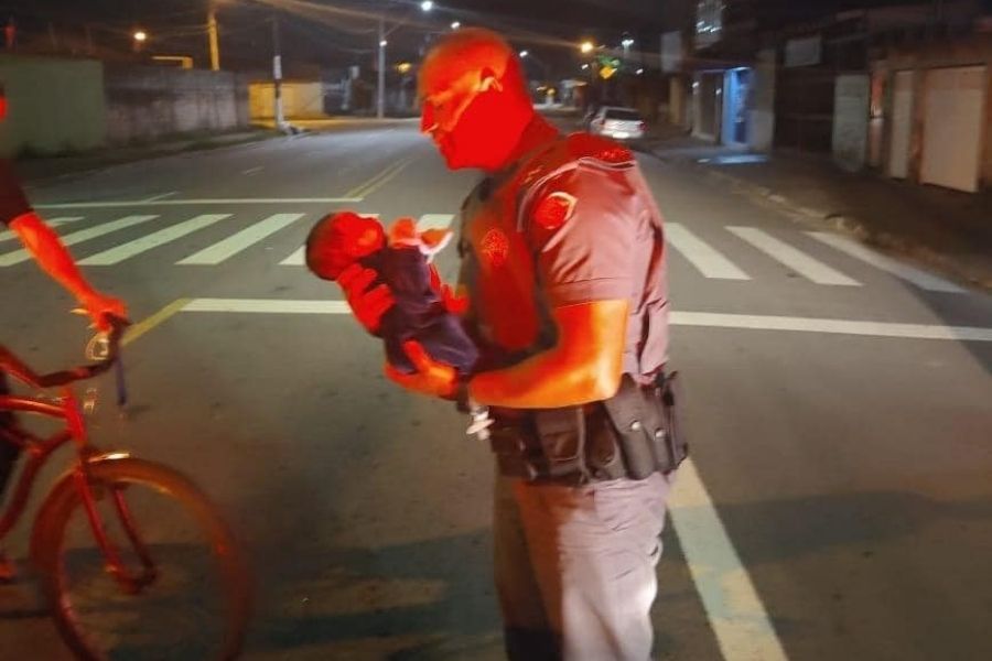 Policial salva bebê engasgado