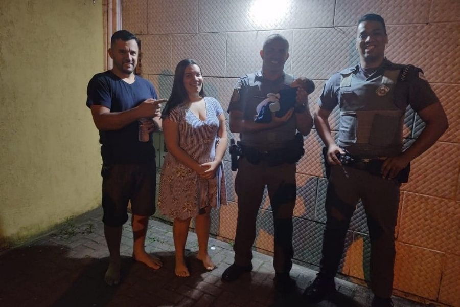 Policial salva bebê engasgado