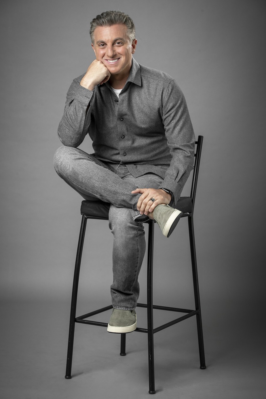 Em gravação com indígenas, Luciano Huck proíbe celular e roupa