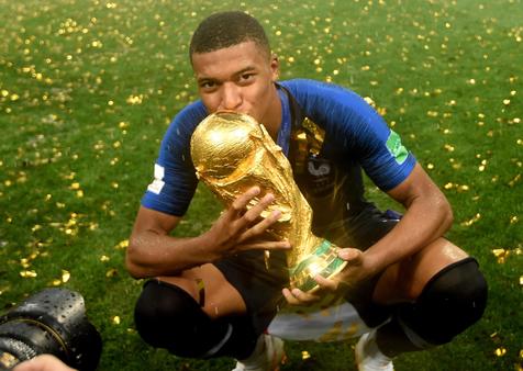 Kylian Mbappe of France reacts with the trophy after winning the FIFA World Cup 2018 final between France and Croatia in Moscow, Russia, 15 July 2018.
ANSA/FACUNDO ARRIZABALAGA   
+++EDITORIAL USE ONLY+++