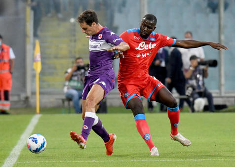 Fiorentina's midfielder Giacomo Bonaventura (L) vies for the ball with Napoli's defender Kalidou Koulibaly (R) during the Italian Serie A soccer match between ACF Fiorentina and SSC Napoli at the Artemio Franchi stadium in Florence, Italy, 3 October 2021. ANSA/CLAUDIO GIOVANNINI
