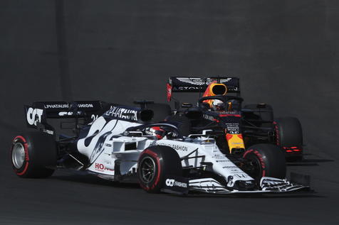 epa08770230 Russian Formula One driver Daniil Kvyat of Scuderia AlphaTauri Honda (L) and Dutch Formula One driver Max Verstappen of Aston Martin Red Bull Racing (R) in action during the qualifying session of the Formula One Grand Prix of Portugal at the Autodromo Internacional do Algarve near Portimao, Portugal, 24 October 2020. The Formula One Grand Prix of Portugal takes place 25 October 2020.  EPA/Jose Sena Goulao / POOL