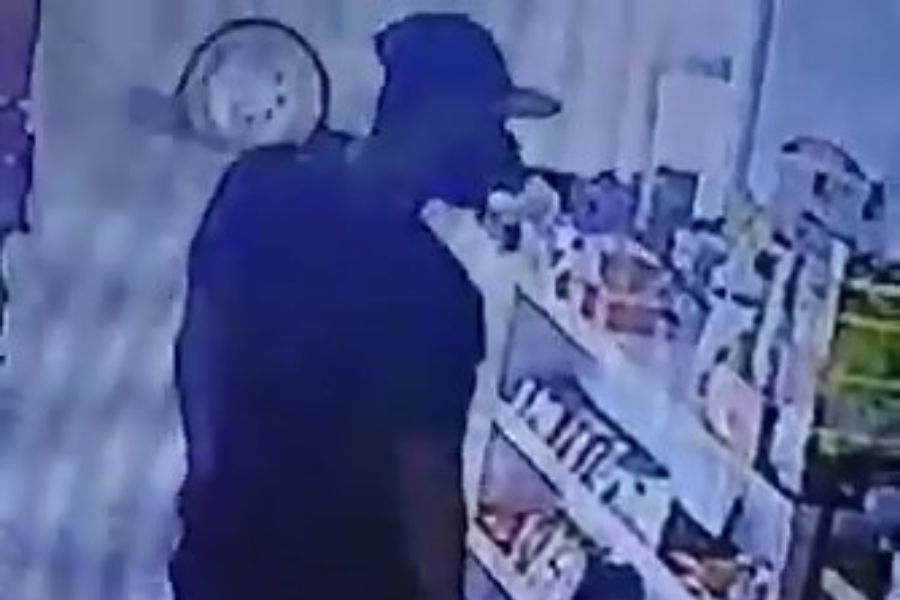 Assaltante armado rouba loja de conveniência em Bertioga; vídeo