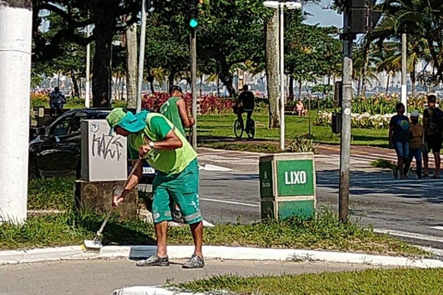 Mutirão prepara orla da praia de Santos para temporada de verão