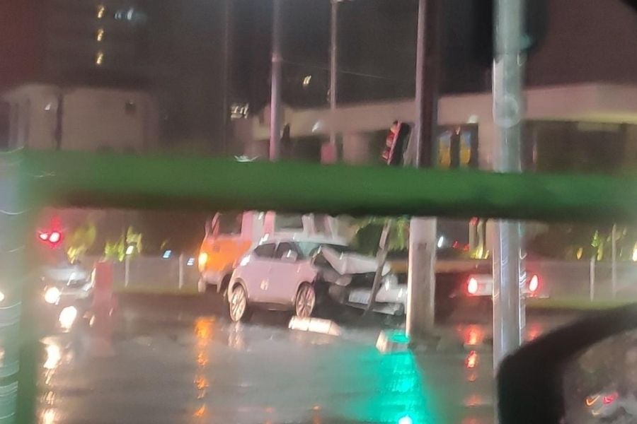 Carro colide com poste de semáforo no Gonzaga, em Santos